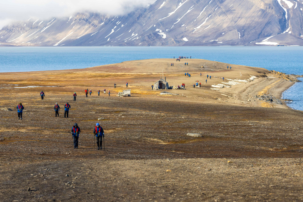 AE-Svalbard-Gallery00002 Guests in Svalbard on shore