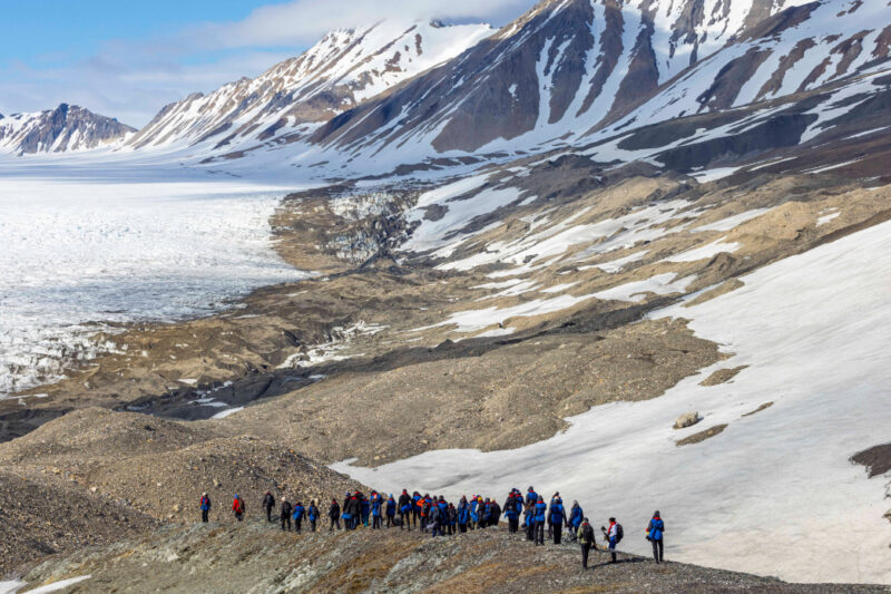 Guests in Svalbard hiking