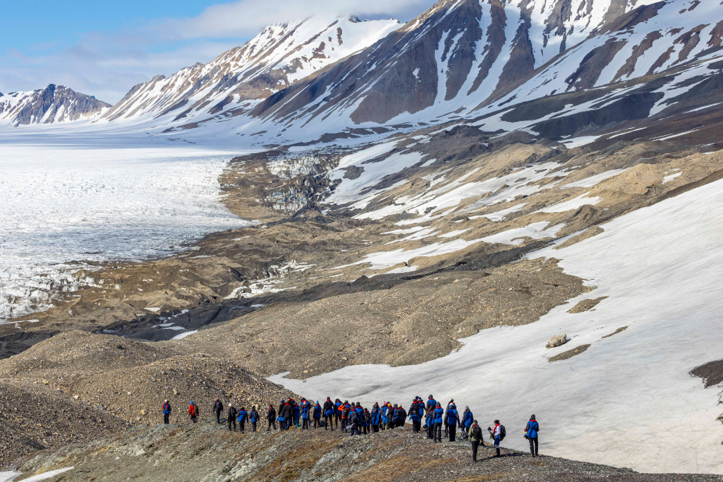 AE-Svalbard-Gallery00016 Guests in Svalbard hiking