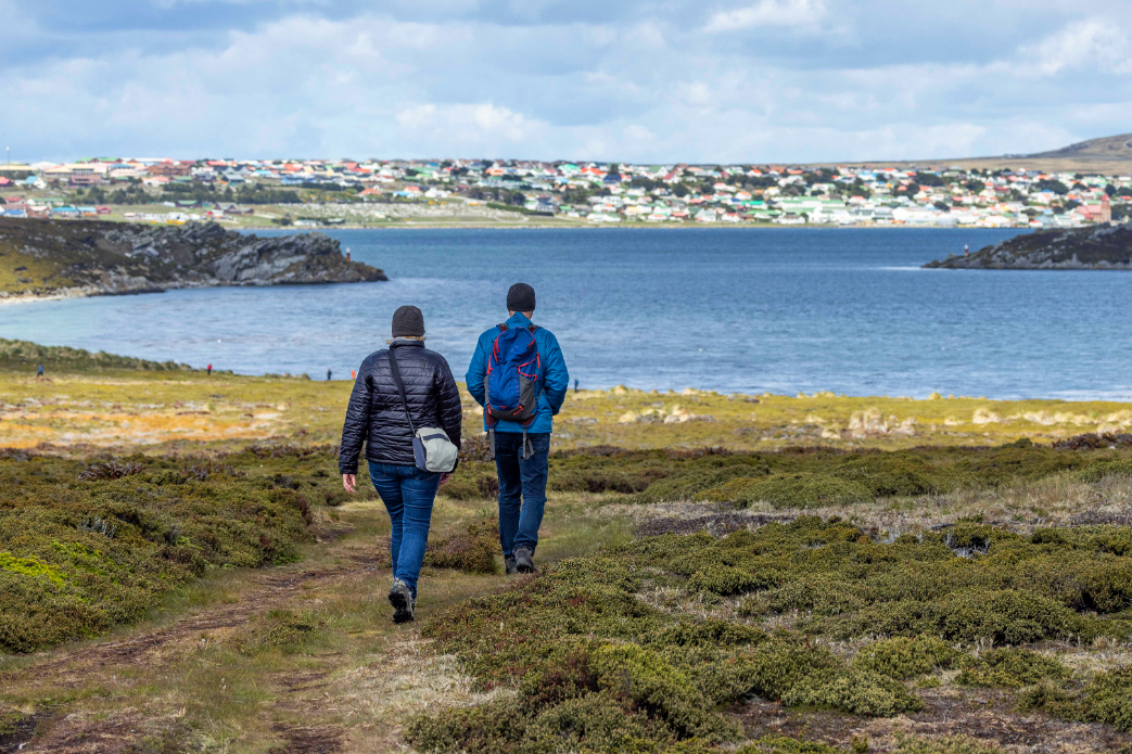 Aurora-Falkland-Islands Hikers in Falkalnd Islands