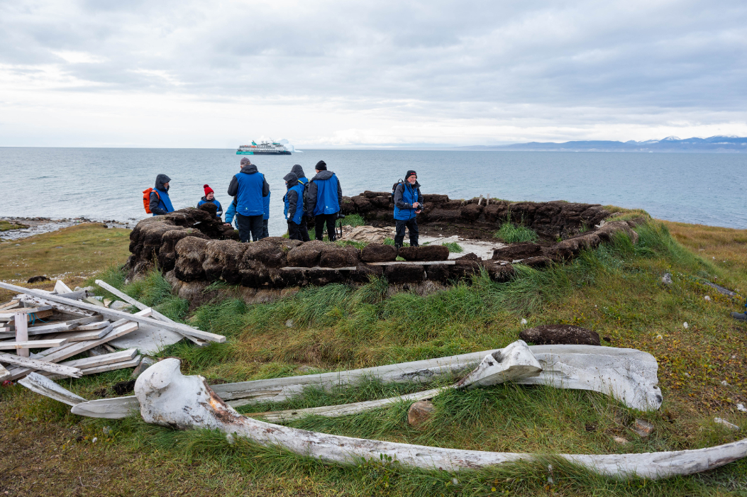 Aurora-Pond-Inlet-Canada hikers in Canada