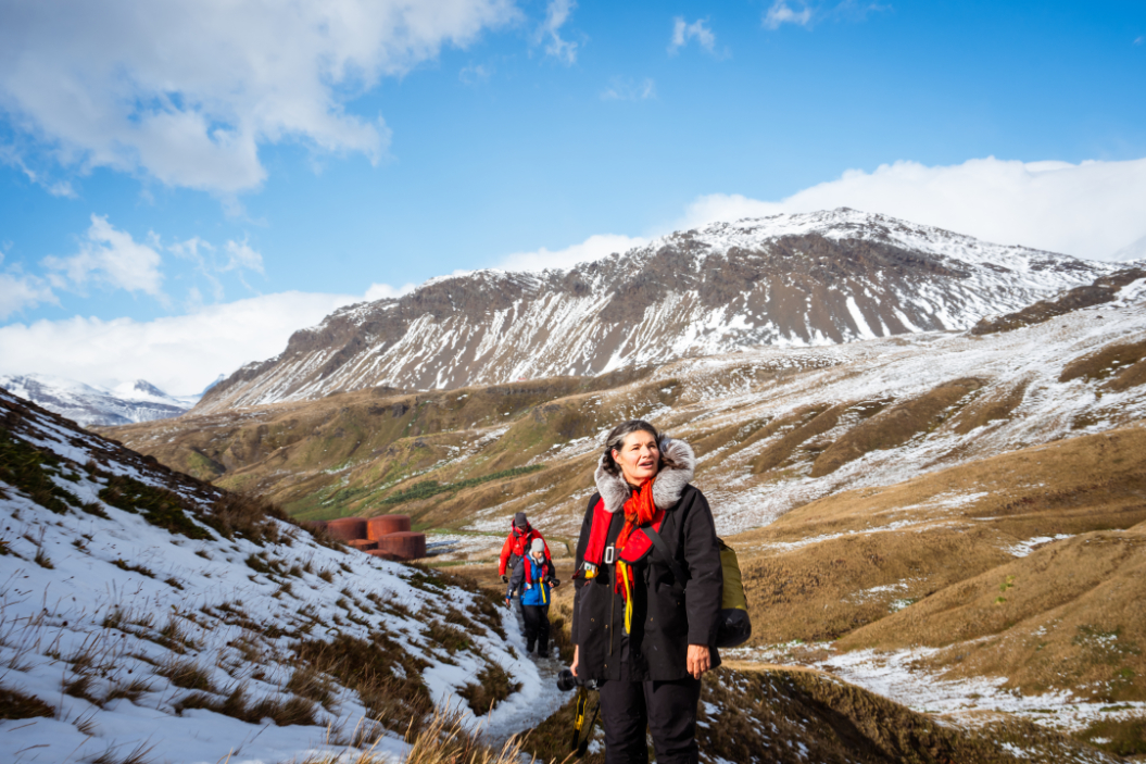 Aurora - South-Georgia Guests hiking in South georgia