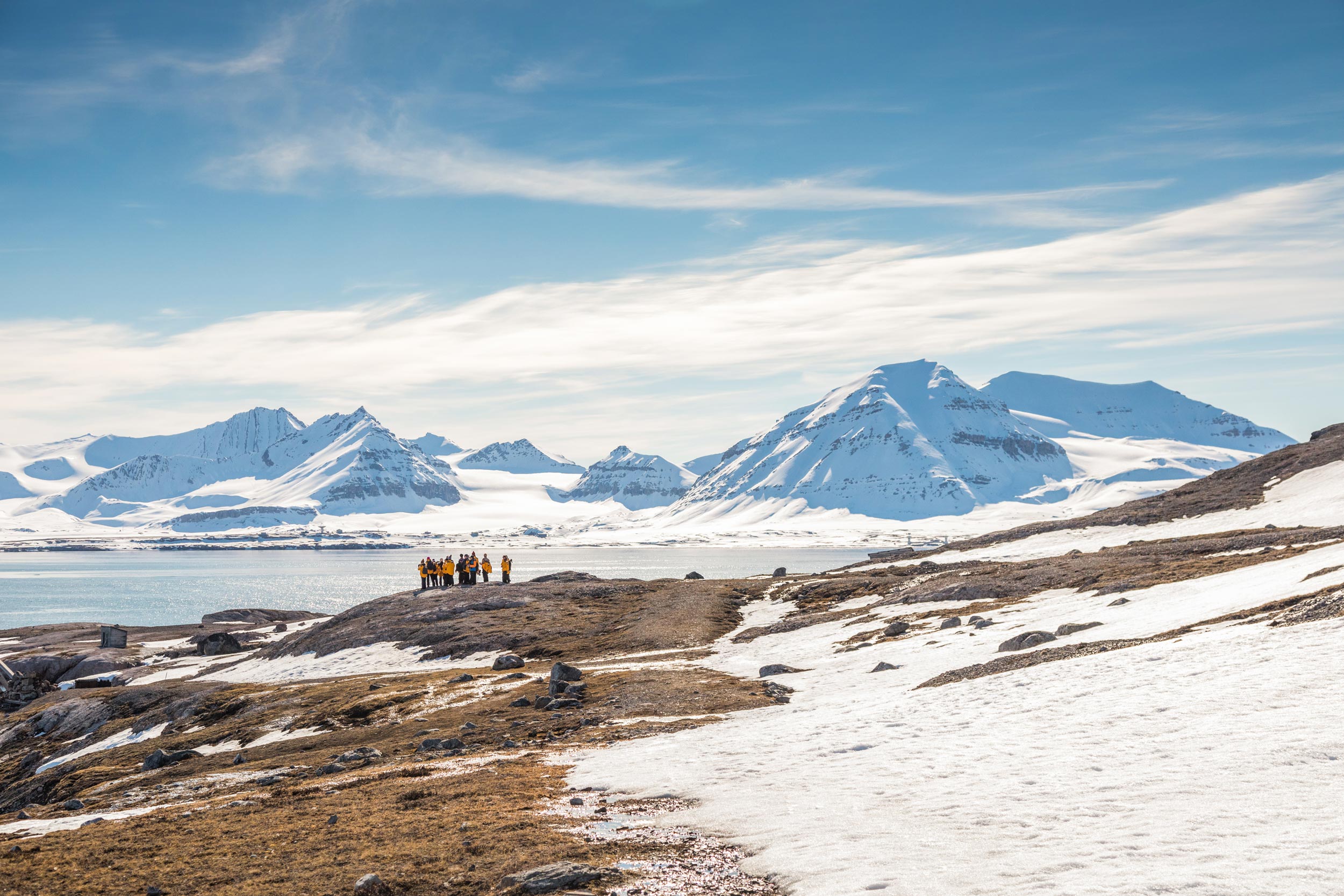 Hiking-in-Snowy-landscape-svalbard-Quark hiking in Svalbard