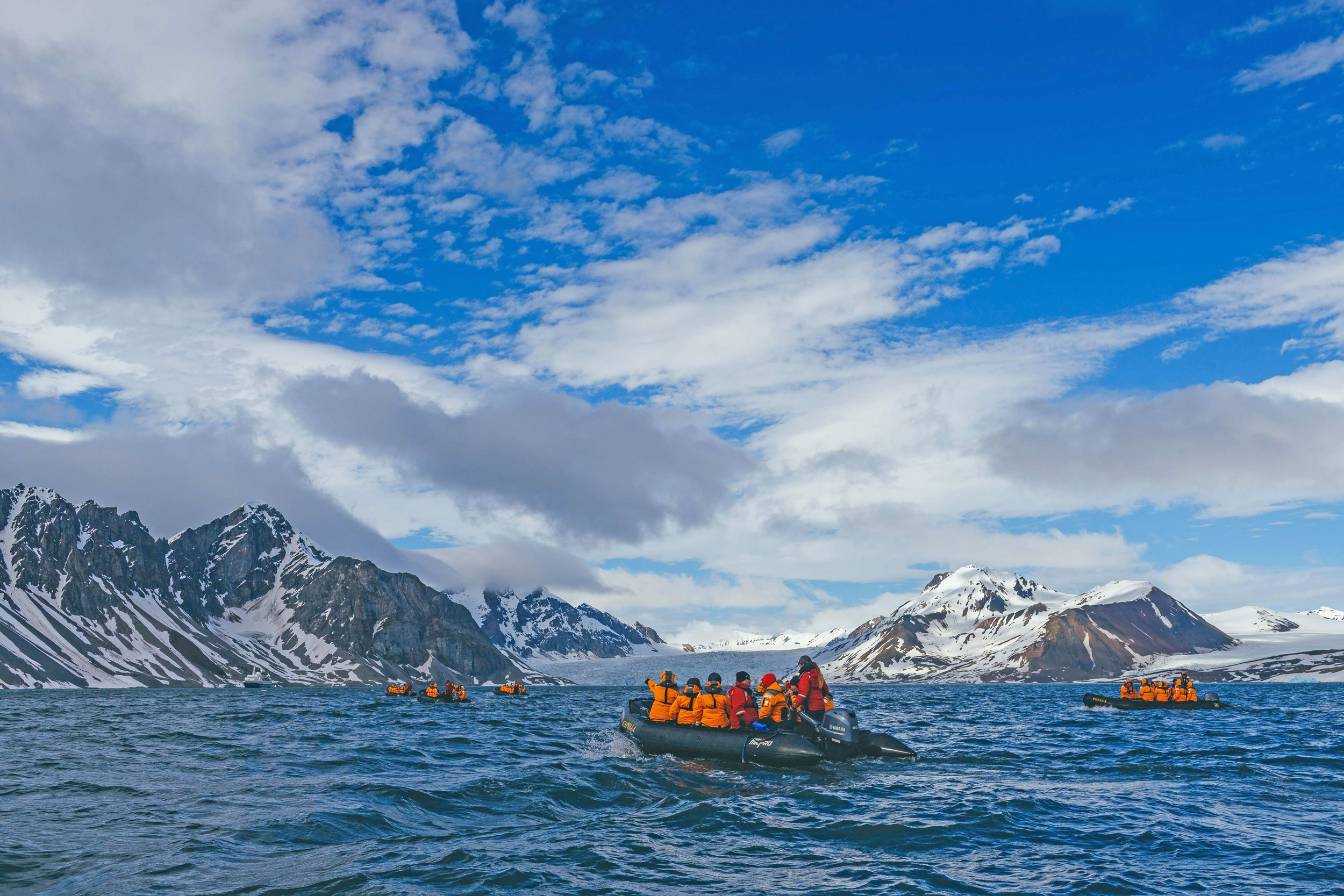 Zodiac-cruising-in-Svalbard-Quark zodiac in Svalbard